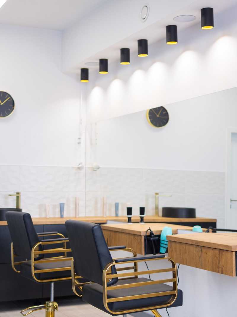 Fryzjerka podczas pracy w salonie Trichodermedica